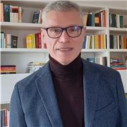 Docente di Italiano a stranieri con esperienza ultradecennale, svolge   didattica a distanza con metodo personale  ed elasticità